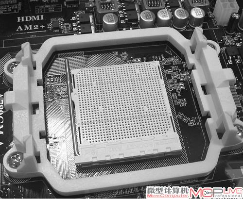 依次是Socket AM2、AM2+、AM3、AM3+、FM1接口。一路走来，AMD处理器接口看起来变化是小的，除了自成一派的FM1，就外观看，较难分清它们。事实上，这也是AMD努力保证产品前后兼容性的佐证。不过，新的APU系列将开启Socket FM系列接口的新时代，和Socket AM系列接口分道扬镳了。