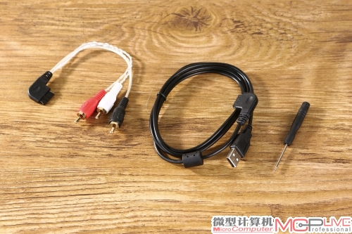 HM802s的主要附件包括了音频线、数据线以及小螺丝刀(用来拆卸背盖的)